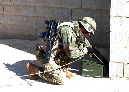 El zapador coloca un gancho de arrastre para desactivar el IED localizado.