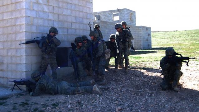 Tras localizarse el artefacto las tropas se ponen a cubierto.