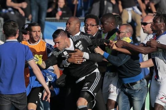 le match Bastia-Lyon arrêté suite aux incidents ...