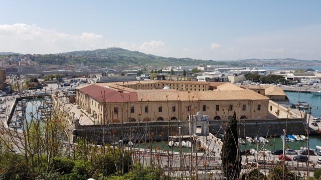Vista frontale della Mole Vanvitelliana