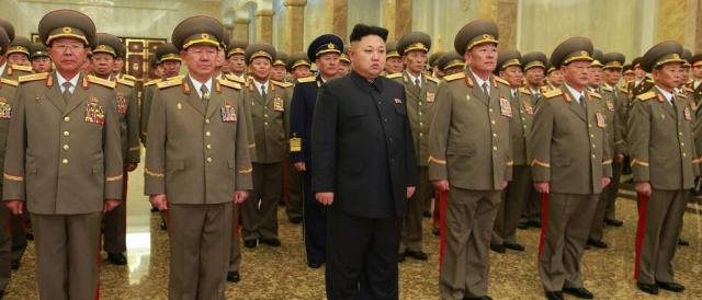 Il dittatore nordcoreano Kim Jong-sun insieme agli ufficiali dell'esercito