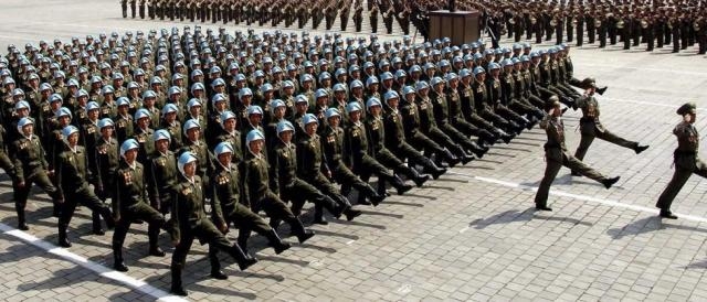 L'esercito della Corea del Nord in parata durante il 'Giorno del Sole'