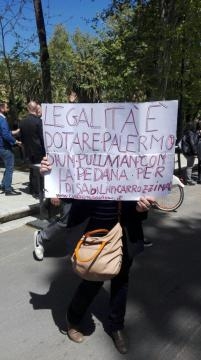 Uno dei cartelloni di protesta