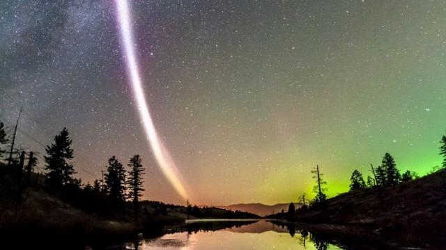 Aurora photographers discover unusual streak of light - - thespacereporter.com