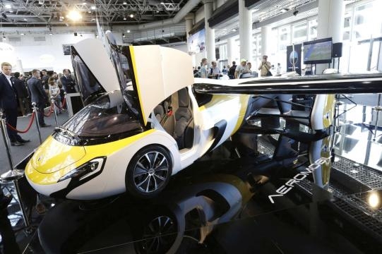 Les précommandes pour la voiture volante de la société Slovaque AeroMobil ont commencé. spectator.sme.sk