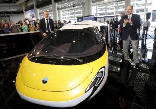 Slovaque la voiture volante AeroMobil a été présenté au public. spectator.sme.sk