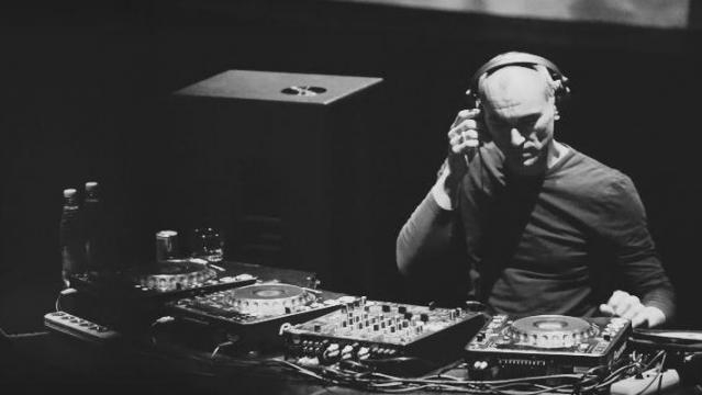 Robert Miles in consolle. Dj svizzero.