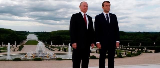 Vladimir Putin ed Emmanuel Macron ai giardini di Versailles prima dell'atteso confronto