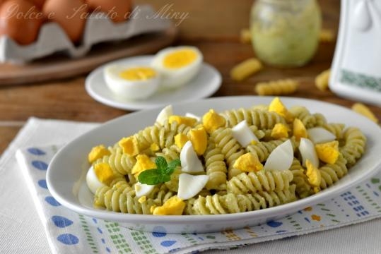 Fusilli con pesto e uova, facile e veloce da preparare - giallozafferano.it