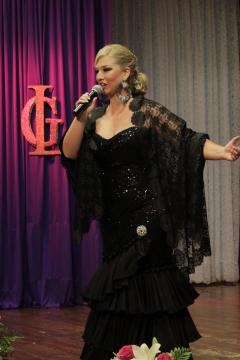 Lidia Gomez en un momento de interpretacion de sus canciones