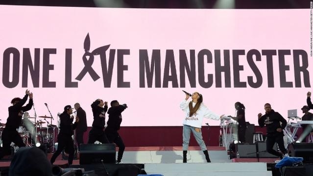 Ariana Grande al concerto benefico per i famigliari delle vittime di Manchester - CNN.com - cnn.com