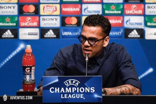 Dani Alves in conferenza stampa