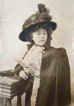 La pittrice O'Tama Ragusa in una sua opera