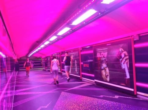 Metro de Chueca. Pasillo iluminado con el color característico de la serie Glow.