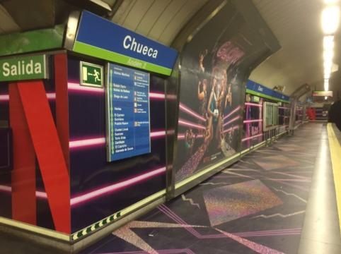 Metro de Chueca. Pasillos decorados con anuncios publicitarios de Glow.