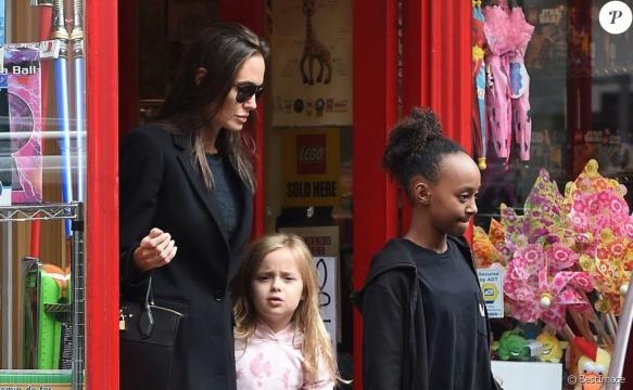 Angelina Jolie et Brad Pitt : La mère biologique de Zahara veut ... - purepeople.com