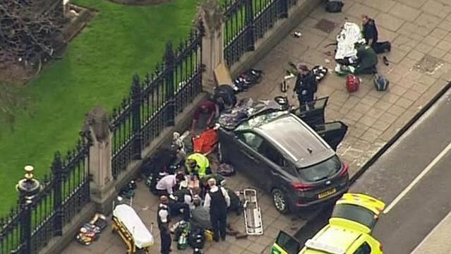 Auto sulla folla davanti al Parlamento di Londra, polizia: “Molte ... - lastampa.it