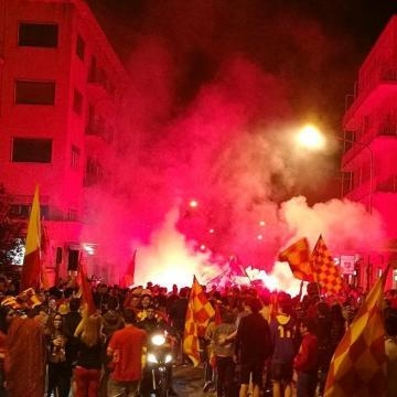 Fumogeni in piazza Risorgimento a Benevento