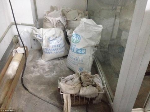 Pó branco encontrado no laboratório. (Imagem: MEN Media)