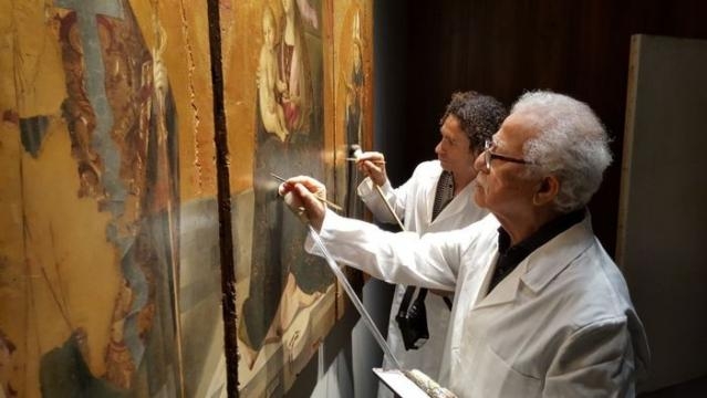 Restauratori al lavoro su un'opera