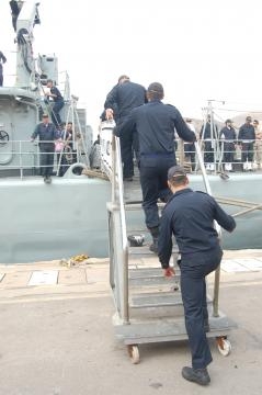 A embarcar. Los marinos suben a bordo tras despedirse de los suyos