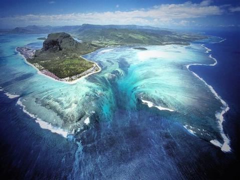 Mauritius e l'illusione ottica data dall'immensa cascata sottomarina.