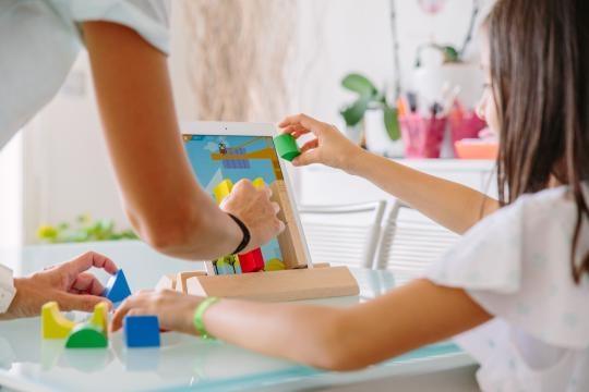 The Magik Play app gives children prompts for where to place the blocks. / Photo via Hugo Ribeiro, used with permission.