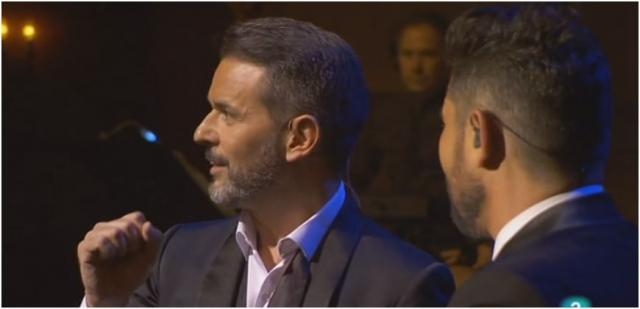 El actor y presentador Jorge Lucas recita «La marioneta» ante un Miguel claramente emocionado