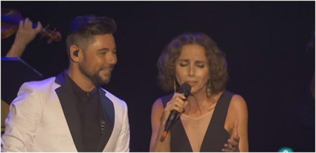 Miguel Poveda interpretando «Donde pongo la vida, pongo el fuego» con Ana Belén