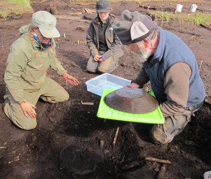 Rick Knecht, a la derecha, ha dirigido las excavaciones, que han permitido recuperar más de 50.000 objetos.