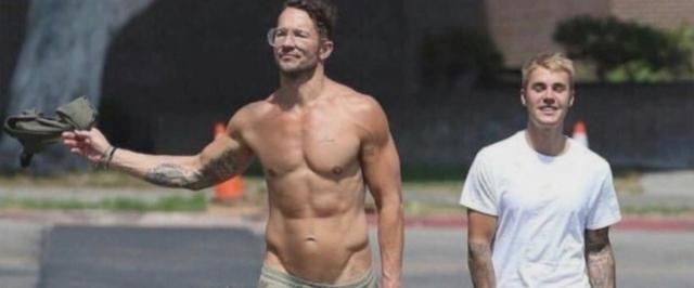 Justin Bieber y su Pastor pasean despreocupados