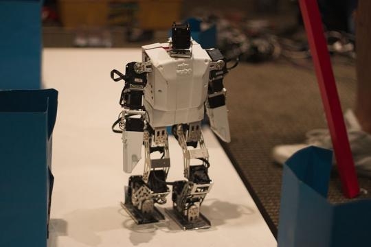 Bioloid humanoid in the Obstacle Challenge at AAAI 2010 (Credit – Jiuguang Wang – wikimediacommons)
