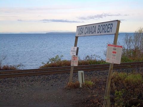 US-Canada border at Peace Arch Park (Credit – Vmenkov – wikimediacommons)