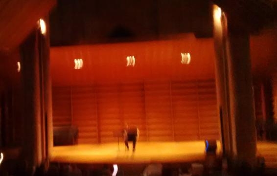 Luce e musica vibrano assieme.