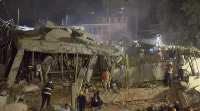 crolla chiesa durante battesimo