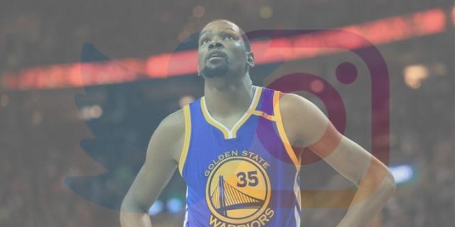 Kevin Durant en un partido con los Warriors