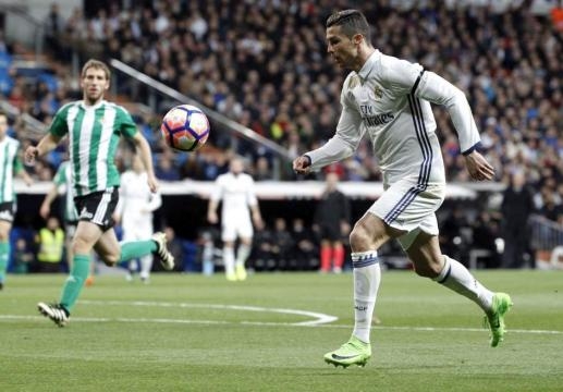 La cabeza de Sergio Ramos rescata al Real Madrid ante el Betis y ... - 20minutos.es