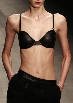 Da Dior a Gucci basta con le modelle anoressiche
