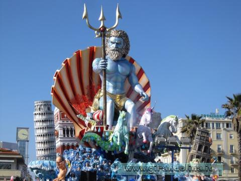 Carnevale Viareggio l'attesa del triplice colpo di cannone