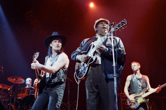Gli U2 insieme a B.B. King (Foto - repubblica.it)