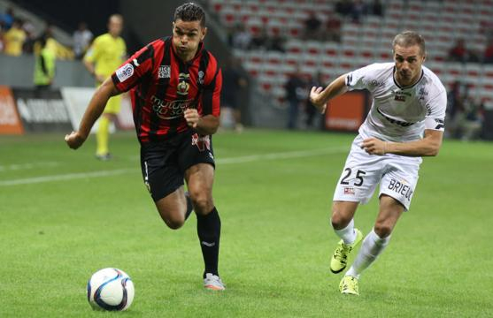 Reynald Lemaitre (à droite) rejoint Vahirua à Tahiti