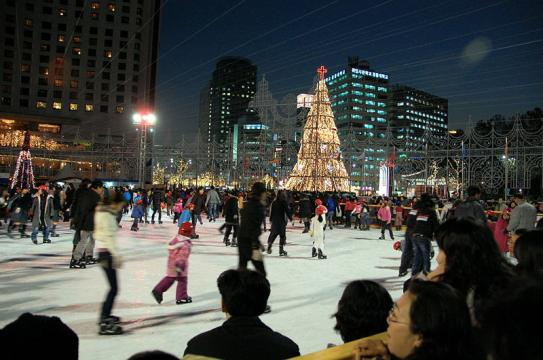 City Hall ice rink in Seoul, South Korea. - [Image credit – LWY, Wikimedia Commons]
