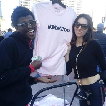 María posando junto a una camiseta con el lema Me too. Foto propiedad de Marieta petchanska