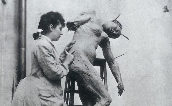 La escultora Camille Claudel trabajando en un modelo. Fuente: hyperallergic.com