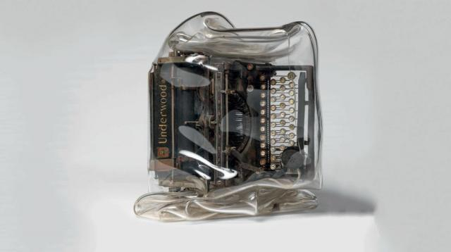 Machine a écrire et plexiglas par Cesar