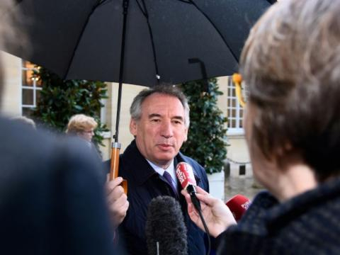 Révision constitutionnelle: Bayrou (MoDem) exhorte Macron à 