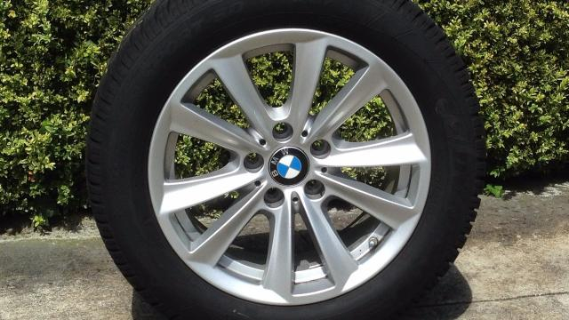 Un cerchione di una ruota Bmw.