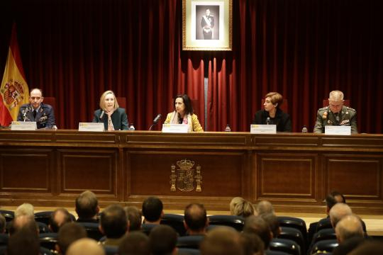 La ministra Robles inaugura la Jornada de Comunicación y Fuerzas Armadas