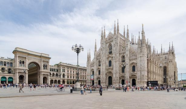 Boom di turisti a Milano, in questa foto Piazza del Duomo.