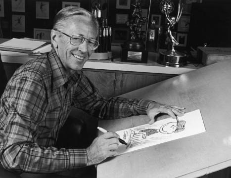 Charles M. Schulz posa mientras dibuja a su personaje Charles Brown